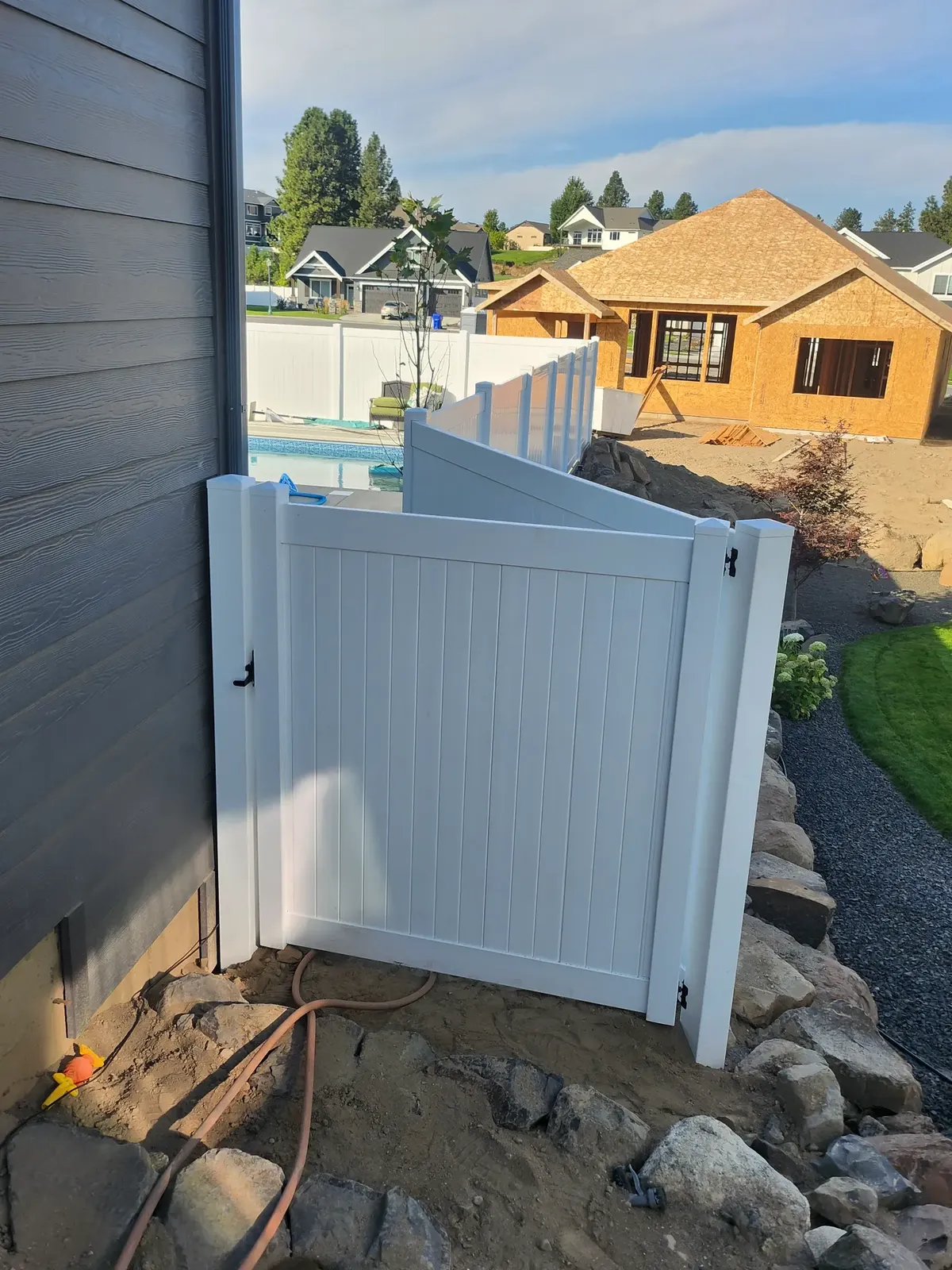 Custom Vinyl Privacy Fenceand Gate in Greenacres, WA